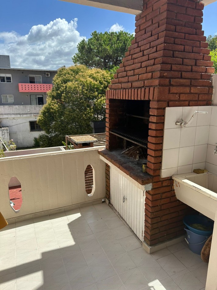 DEPARTAMENTO 4 AMBIENTES CON COCHERA FIJA A 2 CUADRAS DEL MAR 