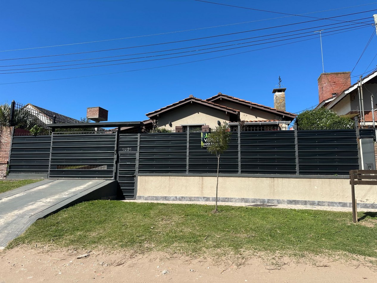VENTA CASA EN VILLA GESELL - 3 AMBIENTES- PARQUE Y  PILETA EXELENTE UBICACION