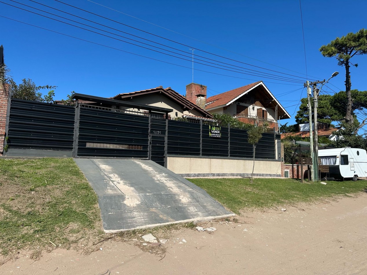 VENTA CASA EN VILLA GESELL - 3 AMBIENTES- PARQUE Y  PILETA EXELENTE UBICACION