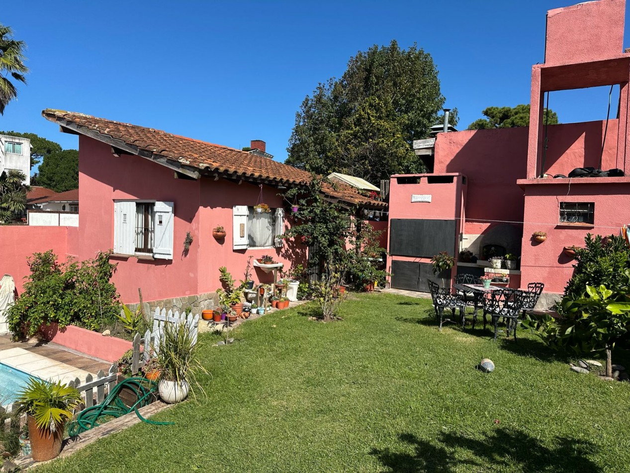 VENTA CASA EN VILLA GESELL - 3 AMBIENTES- PARQUE Y  PILETA EXELENTE UBICACION