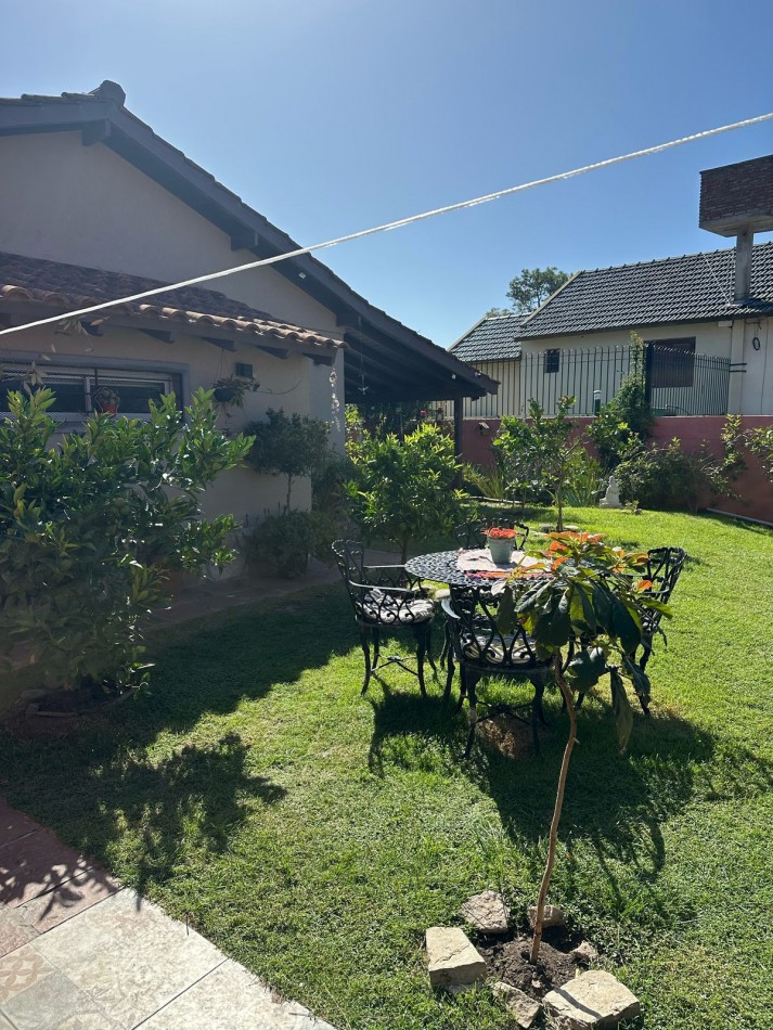 VENTA CASA EN VILLA GESELL - 3 AMBIENTES- PARQUE Y  PILETA EXELENTE UBICACION