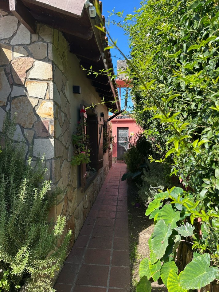 VENTA CASA EN VILLA GESELL - 3 AMBIENTES- PARQUE Y  PILETA EXELENTE UBICACION