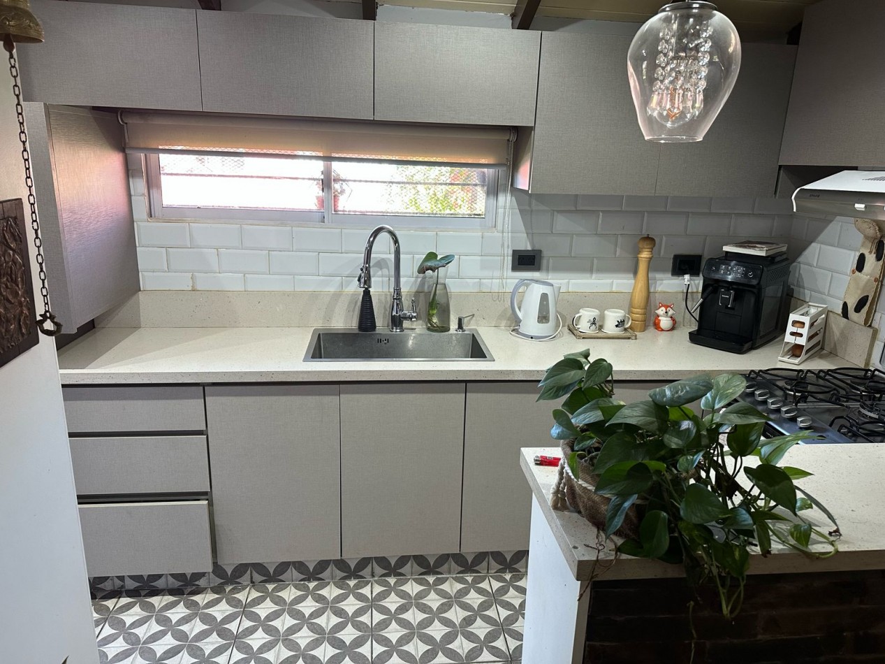 VENTA CASA EN VILLA GESELL - 3 AMBIENTES- PARQUE Y  PILETA EXELENTE UBICACION