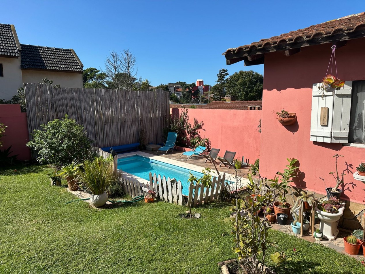 VENTA CASA EN VILLA GESELL - 3 AMBIENTES- PARQUE Y  PILETA EXELENTE UBICACION