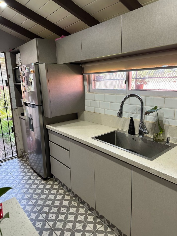 VENTA CASA EN VILLA GESELL - 3 AMBIENTES- PARQUE Y  PILETA EXELENTE UBICACION