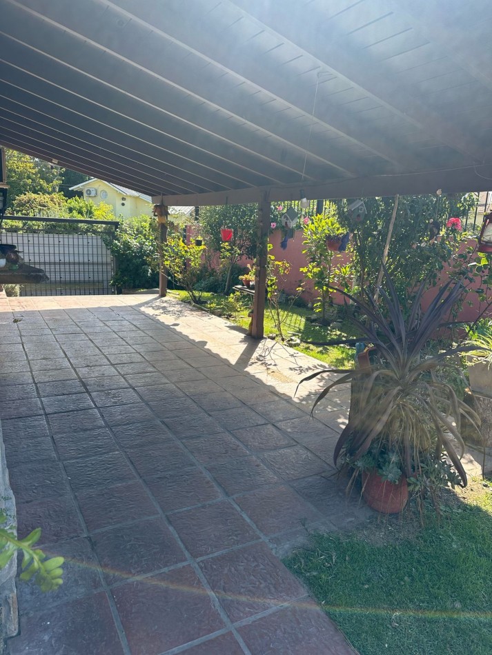 VENTA CASA EN VILLA GESELL - 3 AMBIENTES- PARQUE Y  PILETA EXELENTE UBICACION