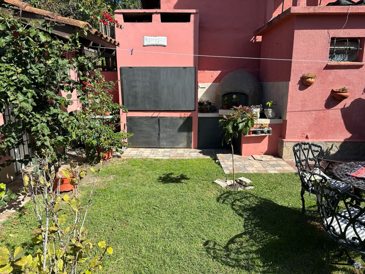 VENTA CASA EN VILLA GESELL - 3 AMBIENTES- PARQUE Y  PILETA EXELENTE UBICACION