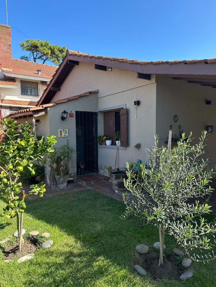 VENTA CASA EN VILLA GESELL - 3 AMBIENTES- PARQUE Y  PILETA EXELENTE UBICACION