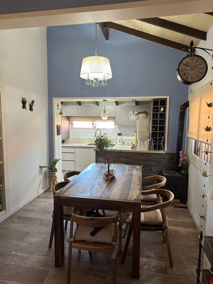 VENTA CASA EN VILLA GESELL - 3 AMBIENTES- PARQUE Y  PILETA EXELENTE UBICACION