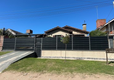 VENTA CASA EN VILLA GESELL - 3 AMBIENTES- PARQUE Y  PILETA EXELENTE UBICACION