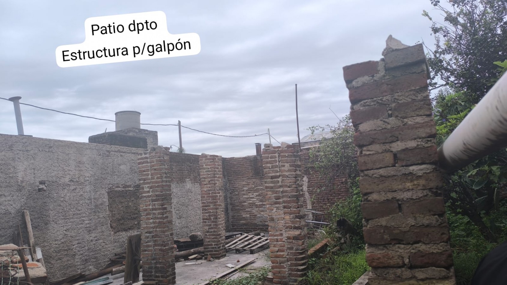 INVERSION UNICA! Casa + 2 Deptos + 2 depositos y resto estructura p/galpon