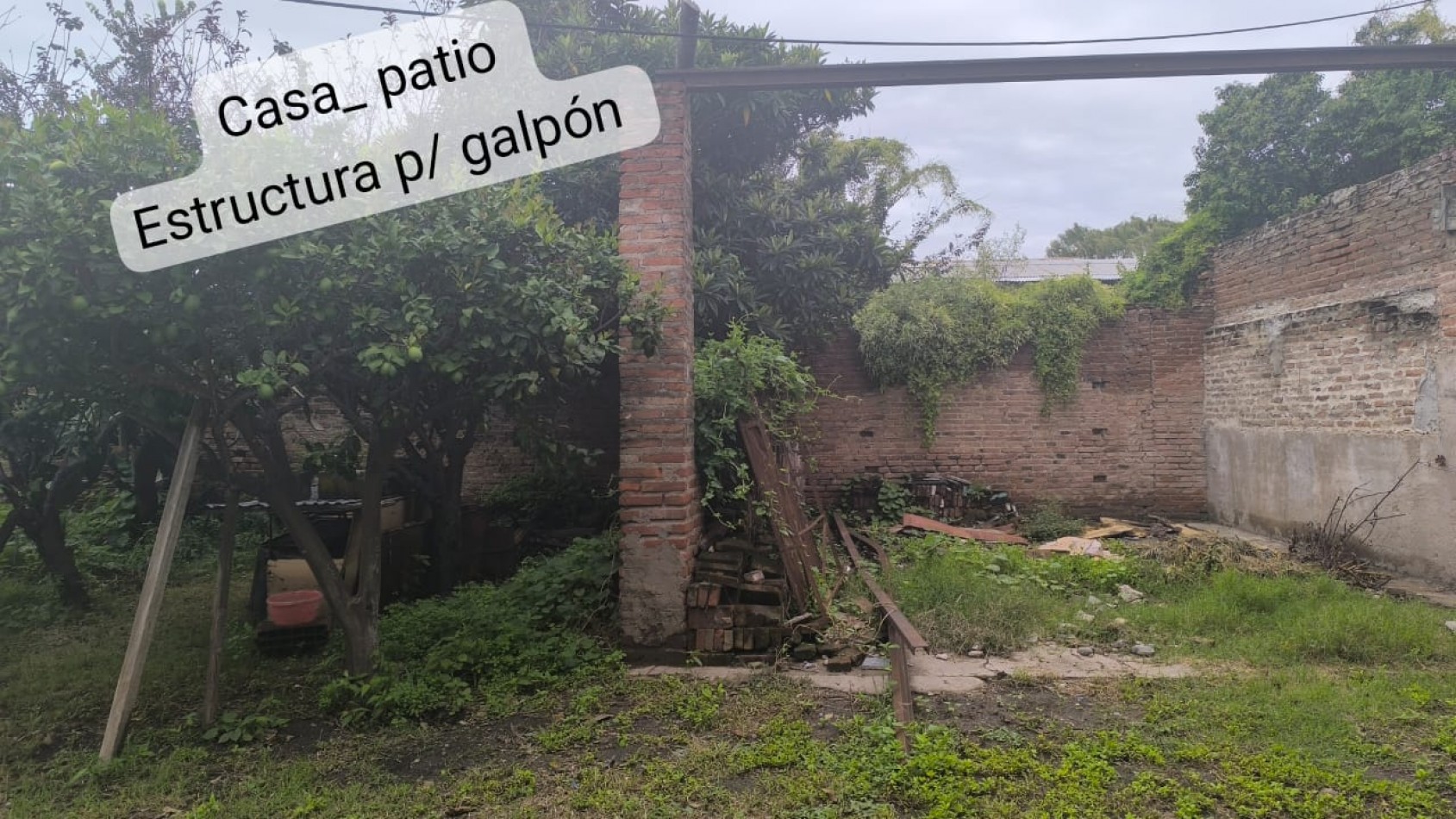 INVERSION UNICA! Casa + 2 Deptos + 2 depositos y resto estructura p/galpon