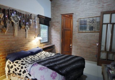 Venta de espectacular casa mas estudio - gran terreno en Villa Allende