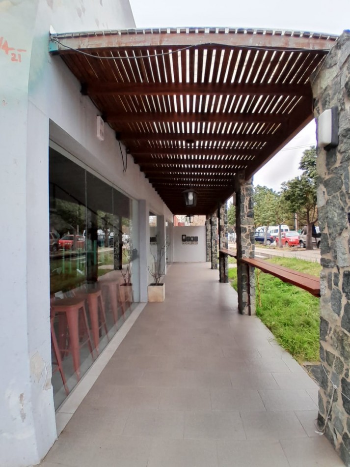 PREDIO 2 DEPARTAMNETOS Y 3 LOCALES APTOS SUB-DIVISION