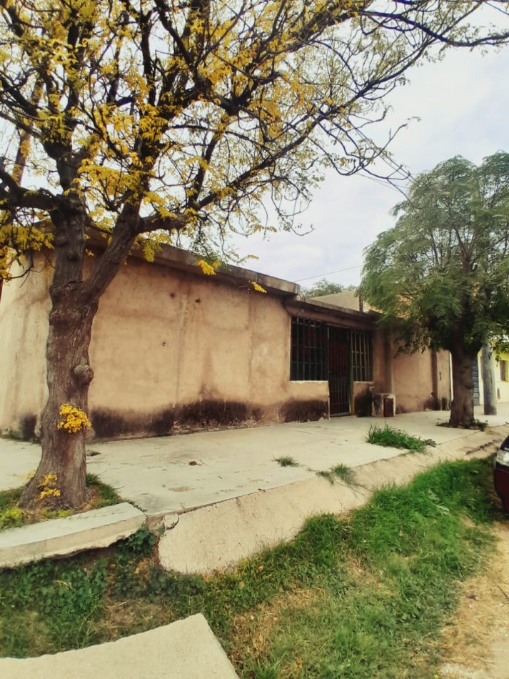 VENDE CASA ESQUINA CON GALPON Y DEPARTAMENTO