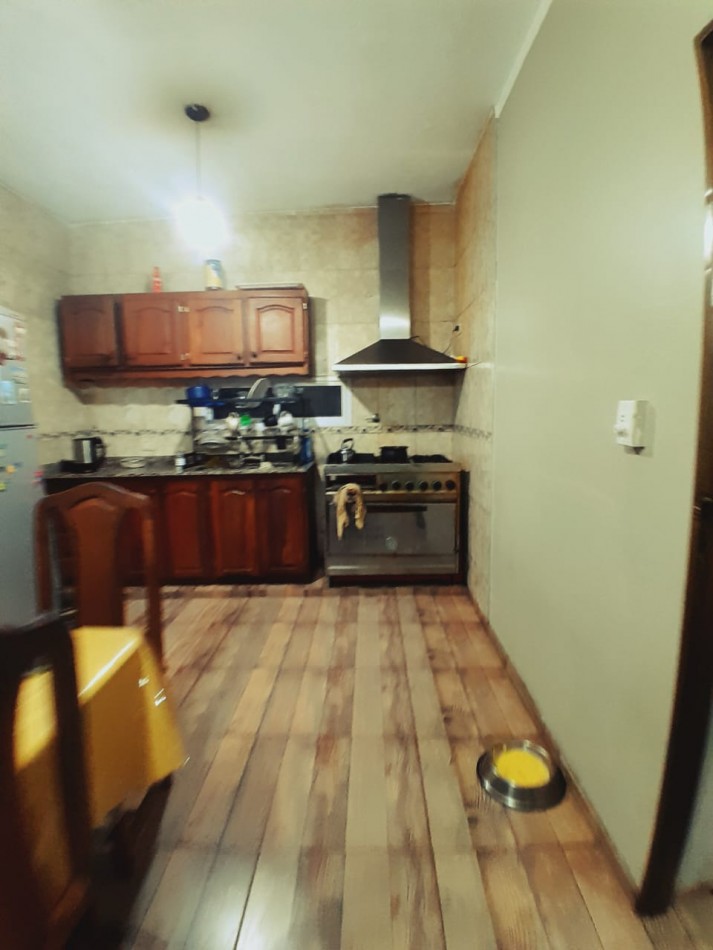 VENDE CASA ESQUINA CON GALPON Y DEPARTAMENTO
