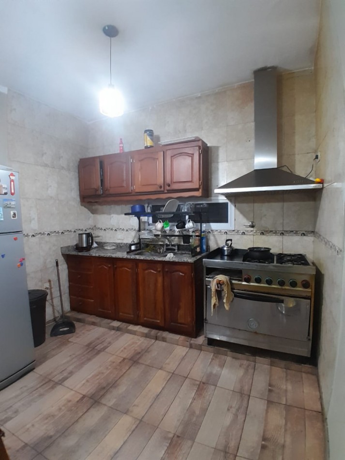 VENDE CASA ESQUINA CON GALPON Y DEPARTAMENTO