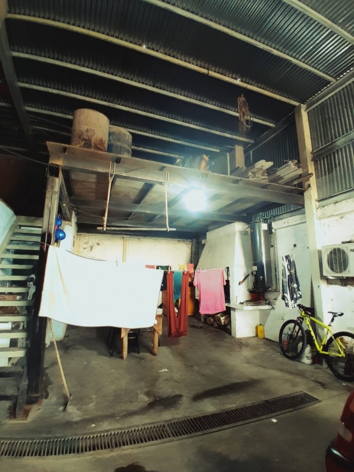 VENDE CASA ESQUINA CON GALPON Y DEPARTAMENTO