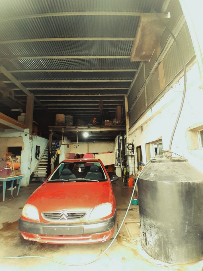 VENDE CASA ESQUINA CON GALPON Y DEPARTAMENTO