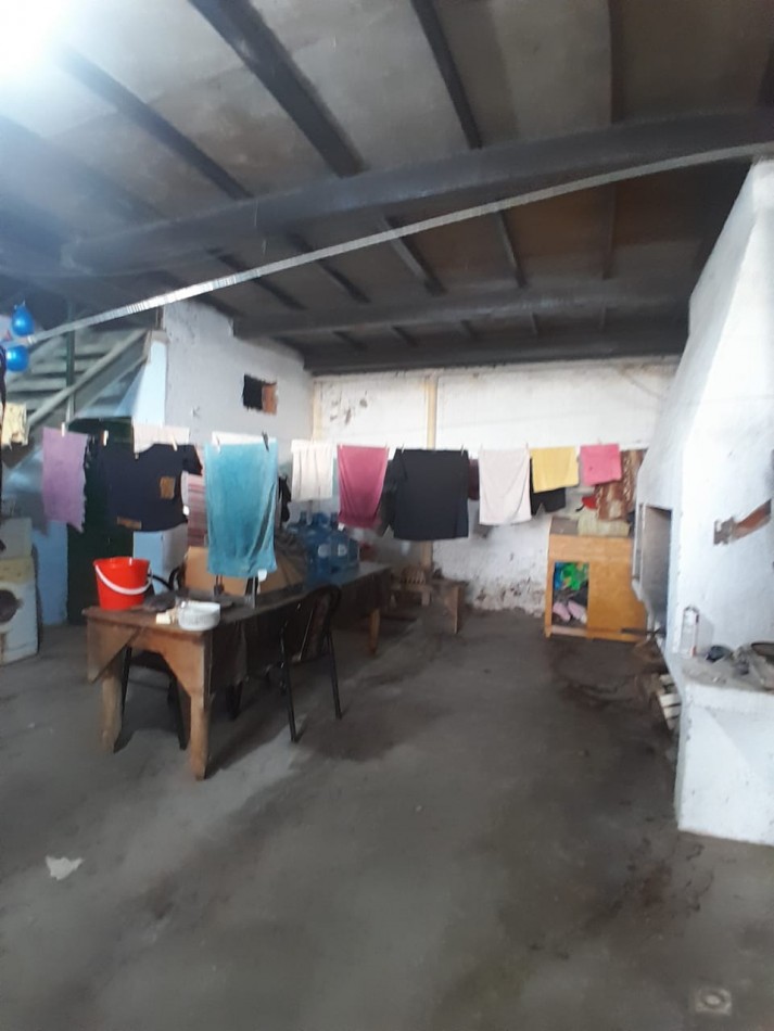 VENDE CASA ESQUINA CON GALPON Y DEPARTAMENTO