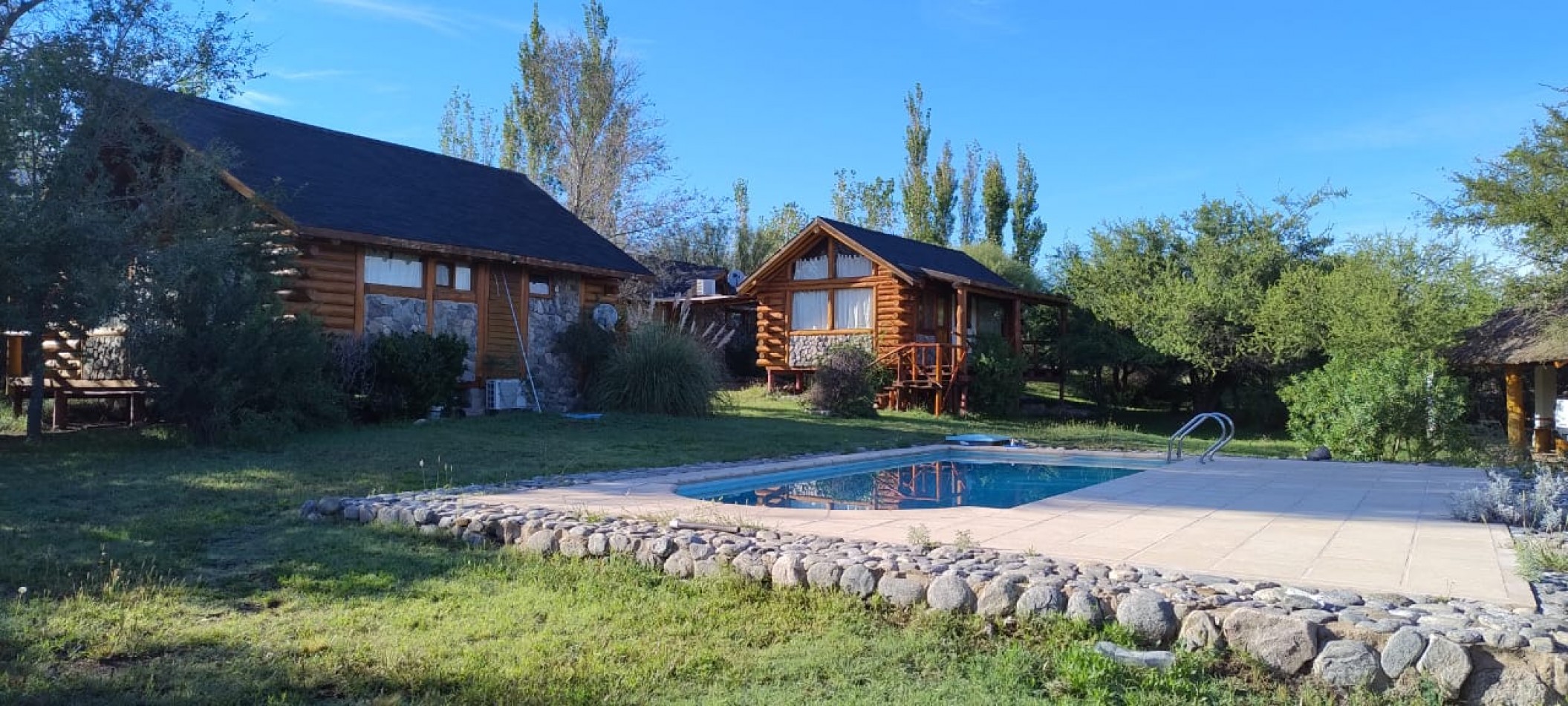 VENDE COMPLEJO DE 4 CABAÑAS EN SIERRAS MARIANAS VILLA DE LA QUEBRADA