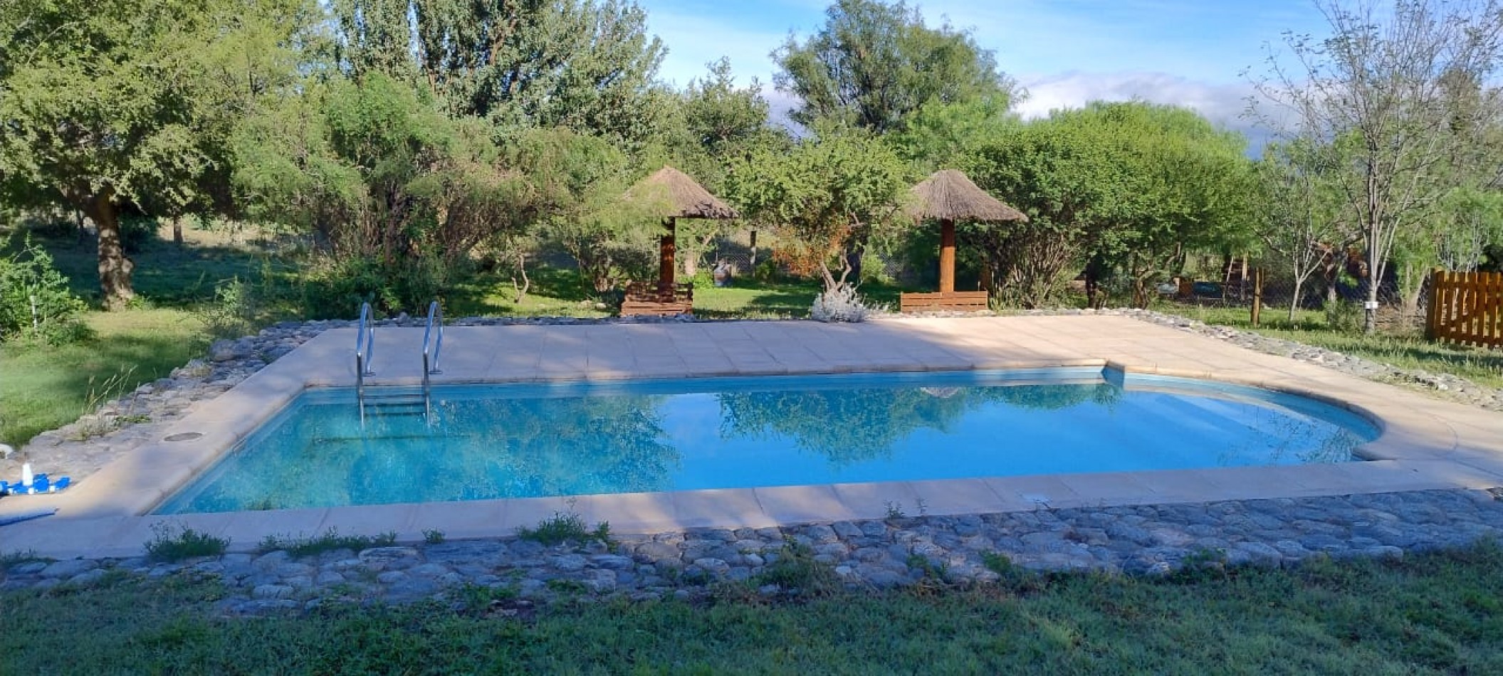 VENDE COMPLEJO DE 4 CABAÑAS EN SIERRAS MARIANAS VILLA DE LA QUEBRADA