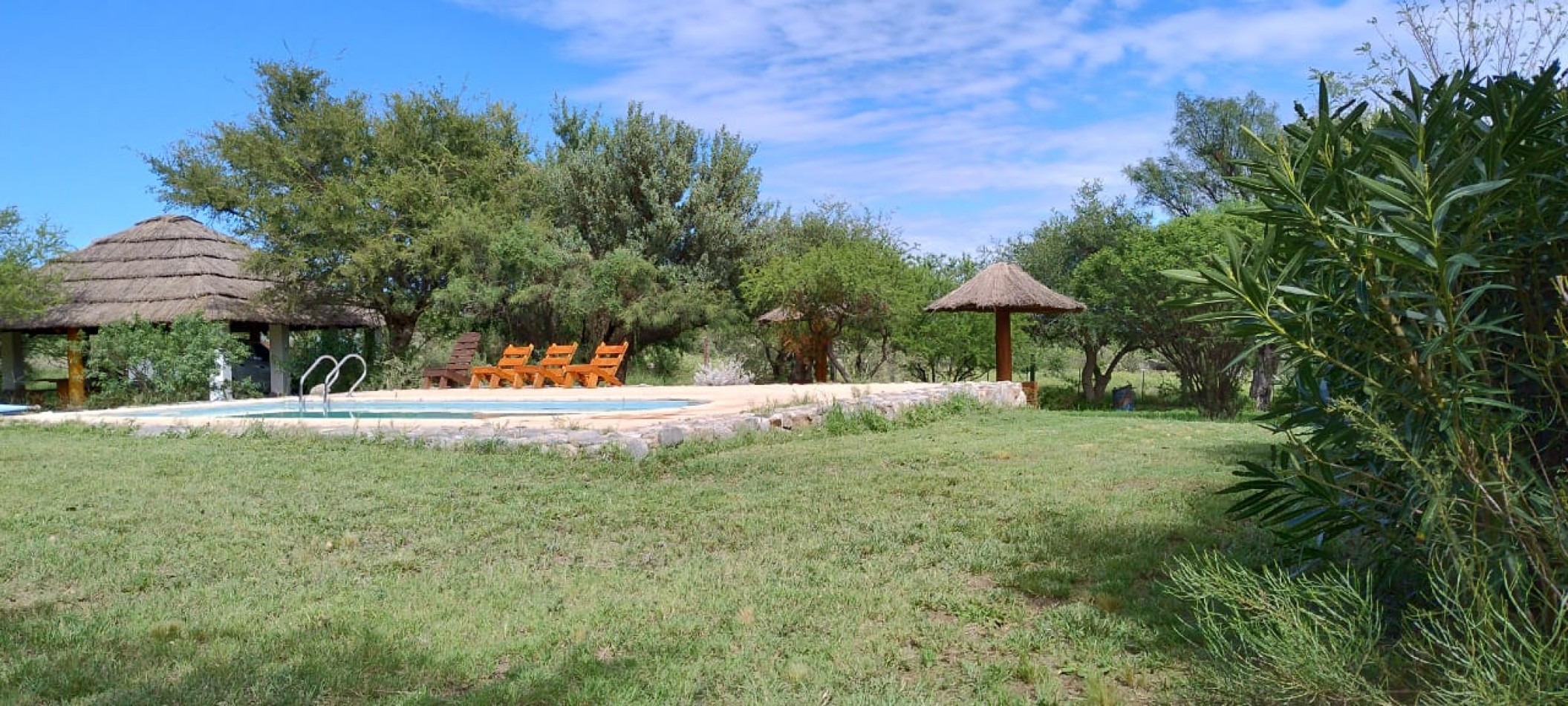 VENDE COMPLEJO DE 4 CABAÑAS EN SIERRAS MARIANAS VILLA DE LA QUEBRADA