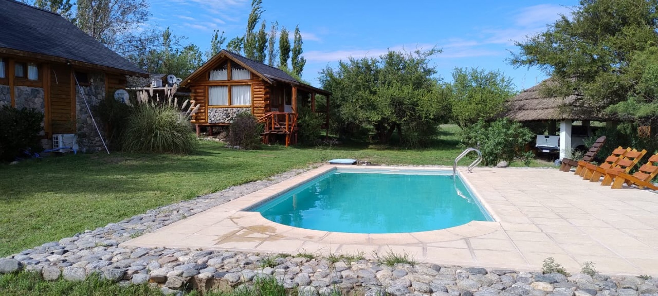 VENDE COMPLEJO DE 4 CABAÑAS EN SIERRAS MARIANAS VILLA DE LA QUEBRADA