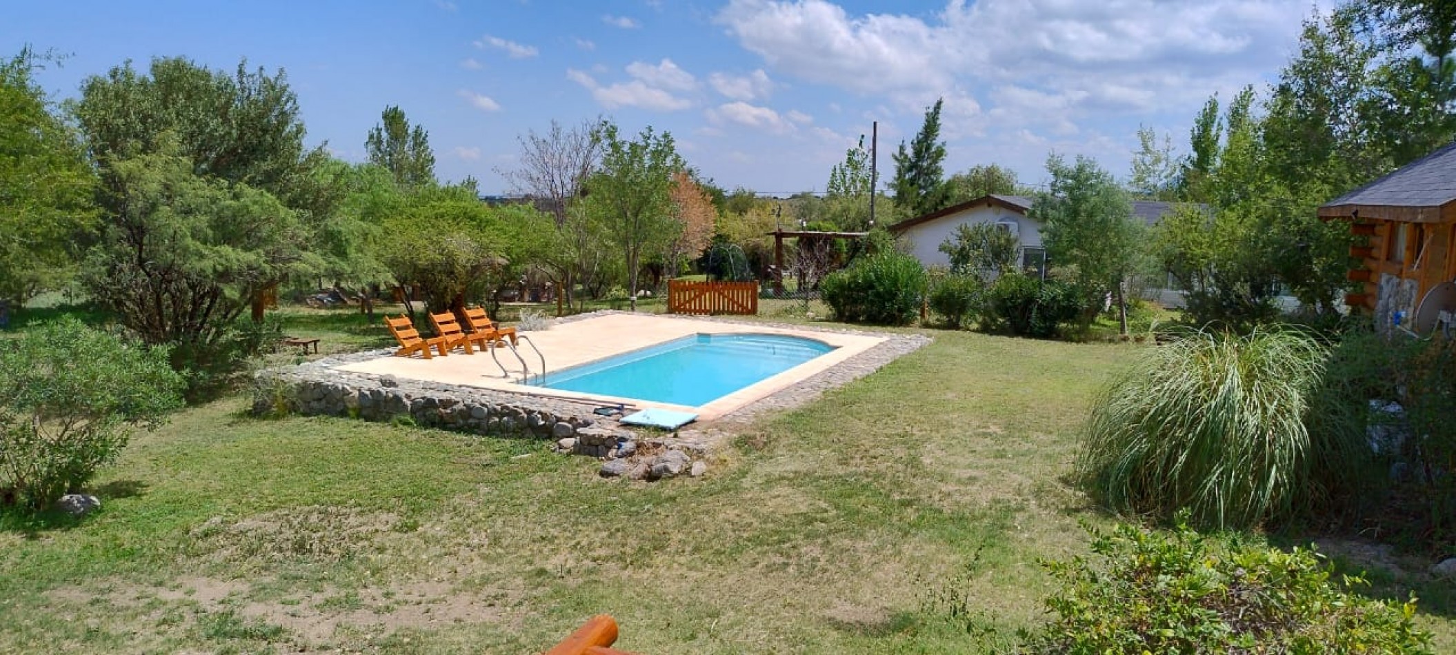 VENDE COMPLEJO DE 4 CABAÑAS EN SIERRAS MARIANAS VILLA DE LA QUEBRADA