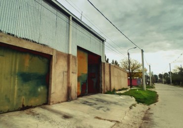 VENDE CASA ESQUINA CON GALPON Y DEPARTAMENTO